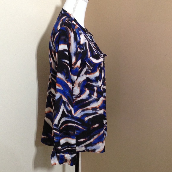 Calvin Klein || Woman’s light weight, long sleeve shirt size Medium - Picture 2 of 8